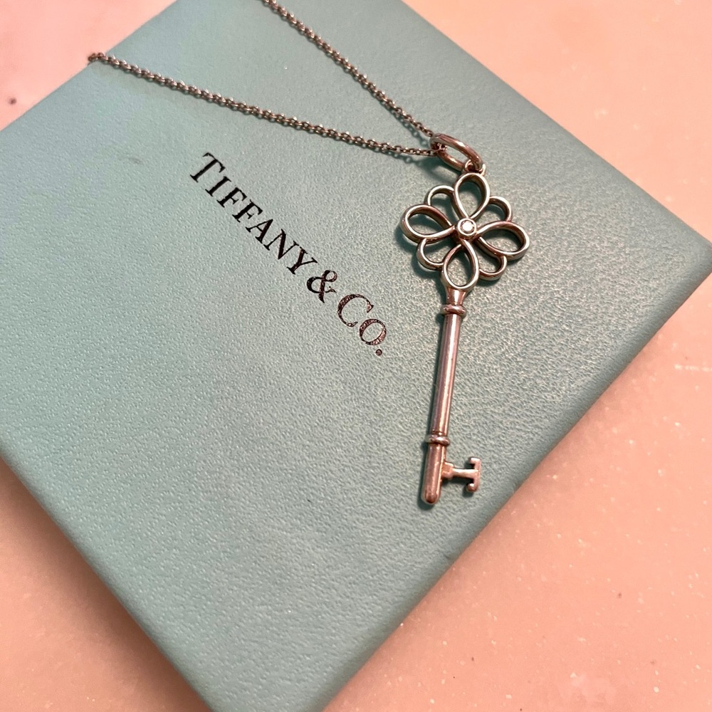 AUTHENTIC TIFFANY OPEN KNOT KEY WITH DIAMOND
